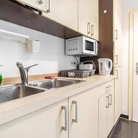Near Danube & Millenium Tower - Massive Shared 4br * Vienna