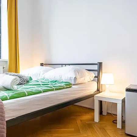 Apartment Near Danube & Millenium Tower - Massive Shared 4br