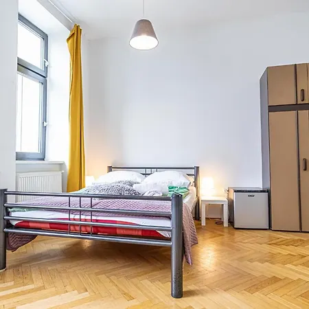 Near Danube & Millenium Tower - Massive Shared 4br Apartment Vienna