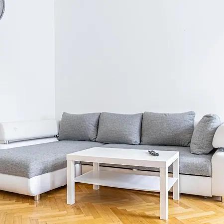 Near Danube & Millenium Tower - Massive Shared 4br Apartment *