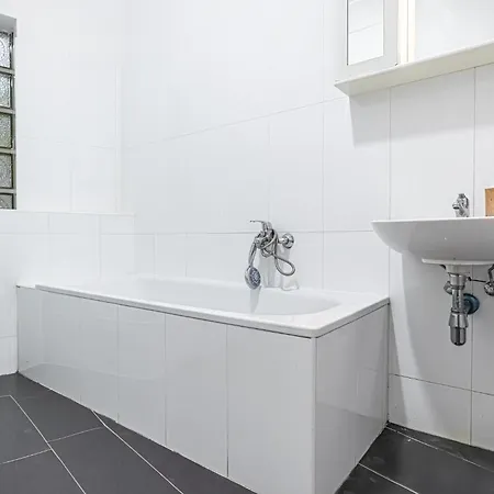 Apartment Near Danube & Millenium Tower - Massive Shared 4br *