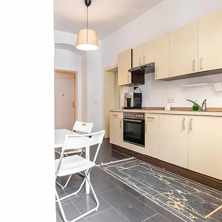 Near Danube & Millenium Tower - Massive Shared 4br * Vienna