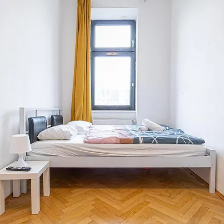 Near Danube & Millenium Tower - Massive Shared 4br