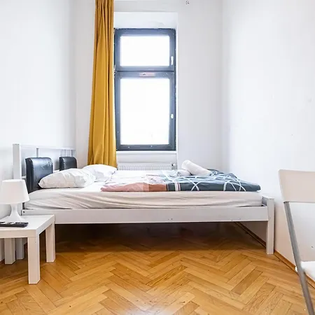 Near Danube & Millenium Tower - Massive Shared 4br Apartment