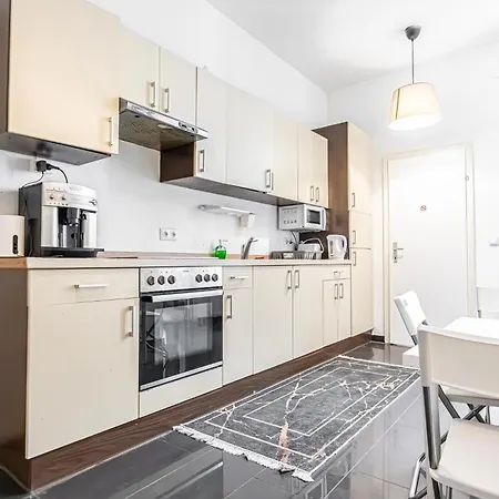 Near Danube & Millenium Tower - Massive Shared 4br Apartment *