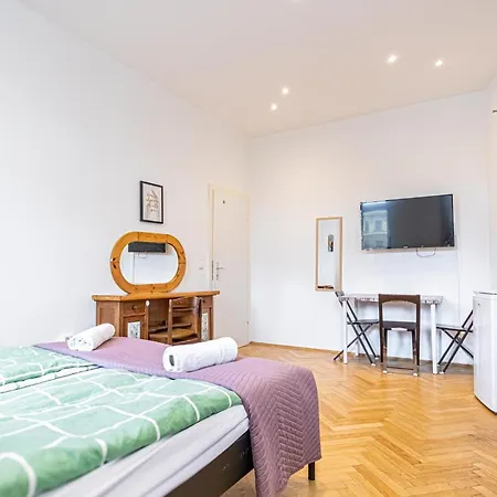 Near Danube & Millenium Tower - Massive Shared 4br *