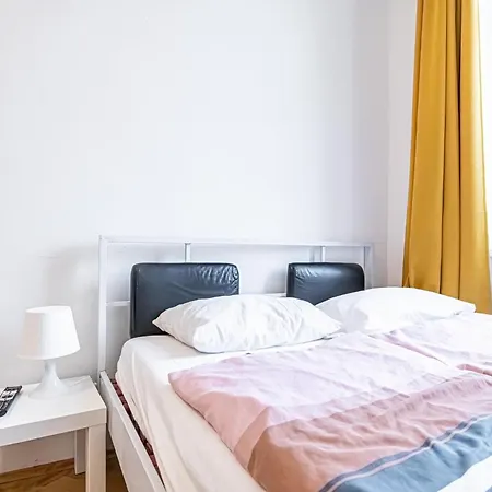 Near Danube & Millenium Tower - Massive Shared 4br Vienna