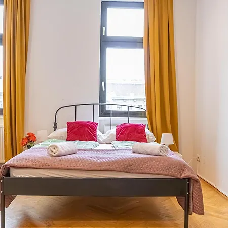 Near Danube & Millenium Tower - Massive Shared 4br * Vienna