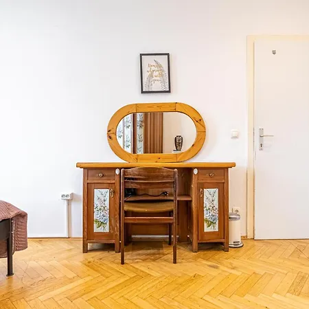 Near Danube & Millenium Tower - Massive Shared 4br Apartment