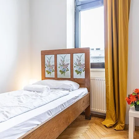Apartment Near Danube & Millenium Tower - Massive Shared 4br