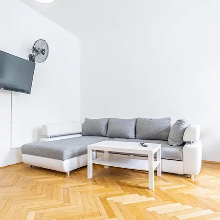 Near Danube & Millenium Tower - Massive Shared 4br Apartment *