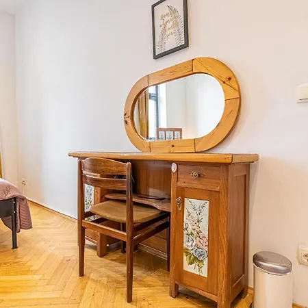 Apartment Near Danube & Millenium Tower - Massive Shared 4br *