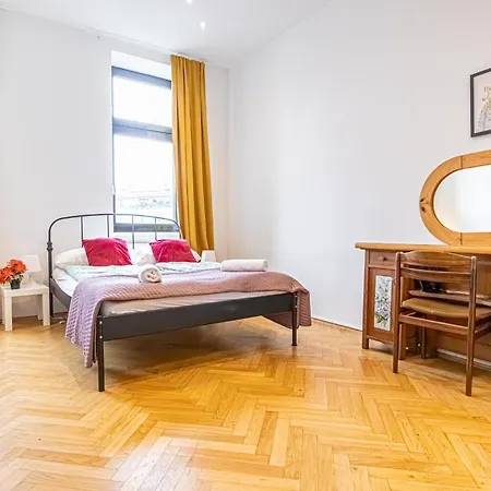 Near Danube & Millenium Tower - Massive Shared 4br Vienna
