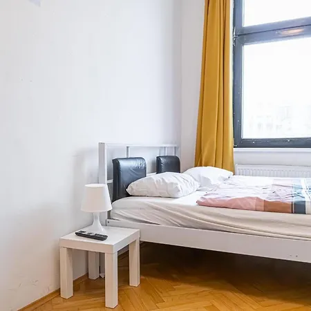 Near Danube & Millenium Tower - Massive Shared 4br Apartment *