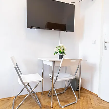 Apartment Near Danube & Millenium Tower - Massive Shared 4br *