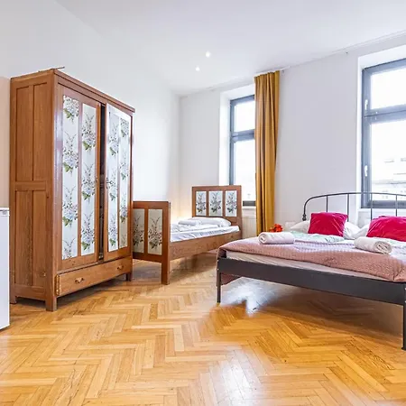 Apartment Near Danube & Millenium Tower - Massive Shared 4br