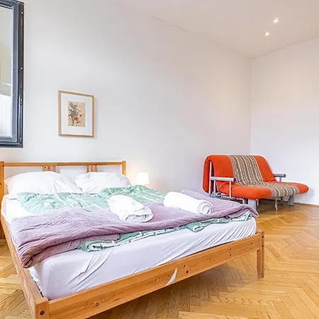 Near Danube & Millenium Tower - Massive Shared 4br Apartment Vienna