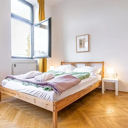 Near Danube & Millenium Tower - Massive Shared 4br Apartment *