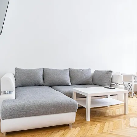 Near Danube & Millenium Tower - Massive Shared 4br Apartment *