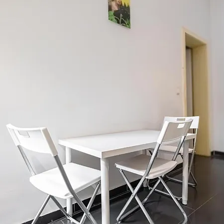 Near Danube & Millenium Tower - Massive Shared 4br Vienna
