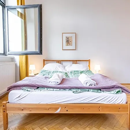 Near Danube & Millenium Tower - Massive Shared 4br Apartment