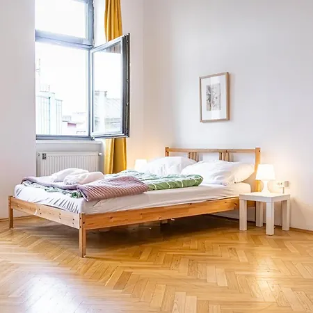 Apartment Near Danube & Millenium Tower - Massive Shared 4br