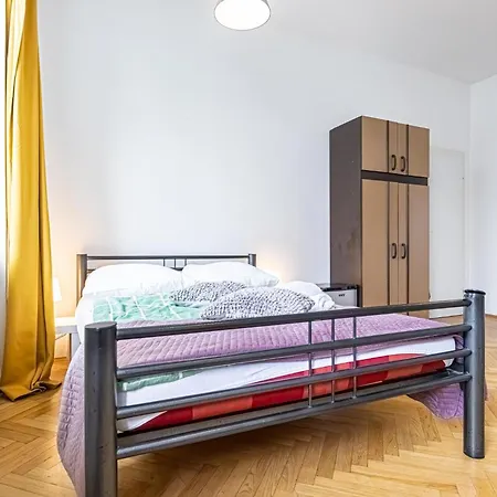 Near Danube & Millenium Tower - Massive Shared 4br