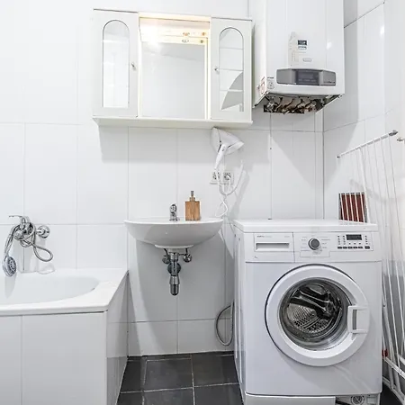 Near Danube & Millenium Tower - Massive Shared 4br Apartment