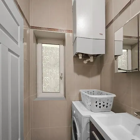 Charming One-bedroom Near Millennium Apartmán