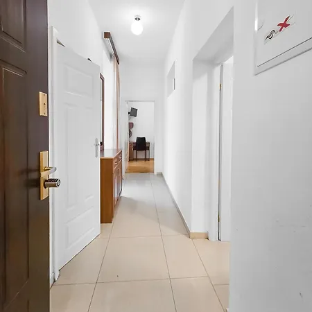 Spacious 3-bedroom Retreat With Balcony For 8 Near Millennium Tower Appartement *