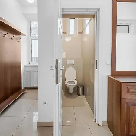 Spacious 3-bedroom Retreat With Balcony For 8 Near Millennium Tower *