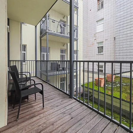Spacious 3-bedroom Retreat With Balcony For 8 Near Millennium Tower Wien