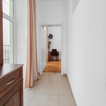 Apartment Spacious 3-bedroom Retreat With Balcony For 8 Near Millennium Tower