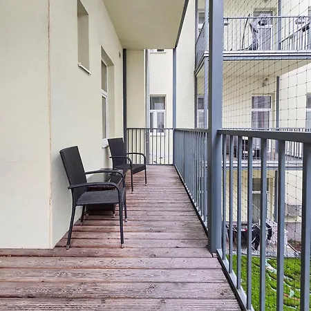 Appartement Spacious 3-bedroom Retreat With Balcony For 8 Near Millennium Tower Wenen