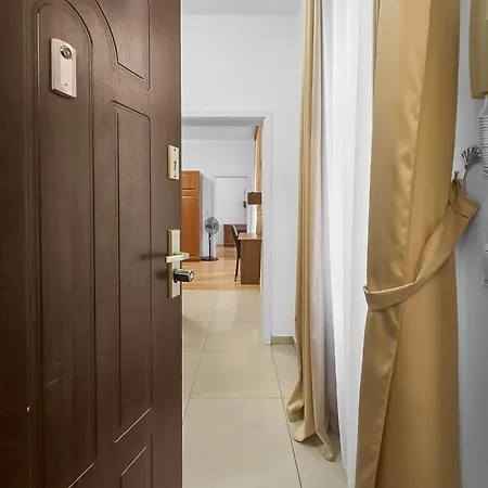 Two-bedroom Balcony Retreat For 4 Near Millennium Tower * Viena