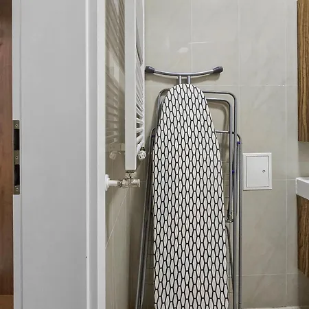 Two-bedroom Balcony Retreat For 4 Near Millennium Tower Apartament Viena