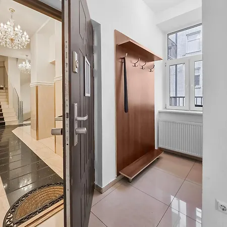 Spacious 3-bedroom Retreat With Balcony For 8 Near Millennium Tower