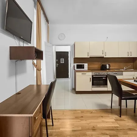 Two-bedroom Balcony Retreat For 4 Near Millennium Tower Apartament Viena