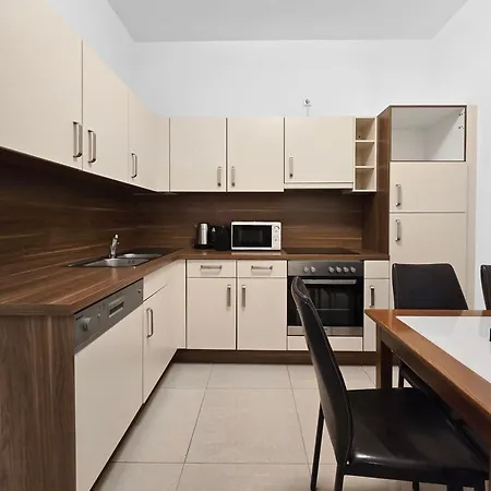 Spacious 3-bedroom Retreat With Balcony For 8 Near Millennium Tower Wien