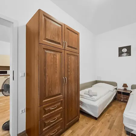 Two-bedroom Balcony Retreat For 4 Near Millennium Tower * Viena