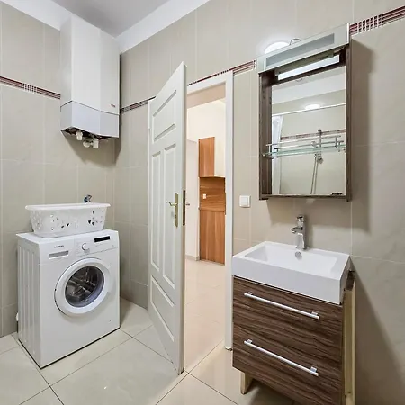 Spacious 3-bedroom Retreat With Balcony For 8 Near Millennium Tower Apartment *