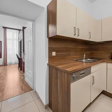 Spacious 3-bedroom Retreat With Balcony For 8 Near Millennium Tower *