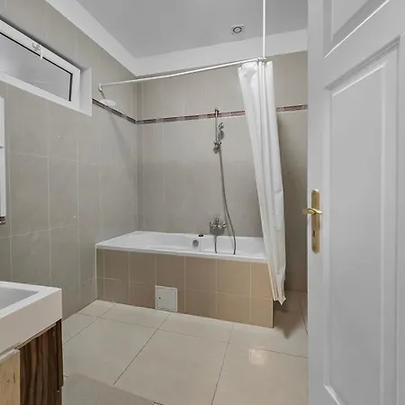 Spacious 3-bedroom Retreat With Balcony For 8 Near Millennium Tower