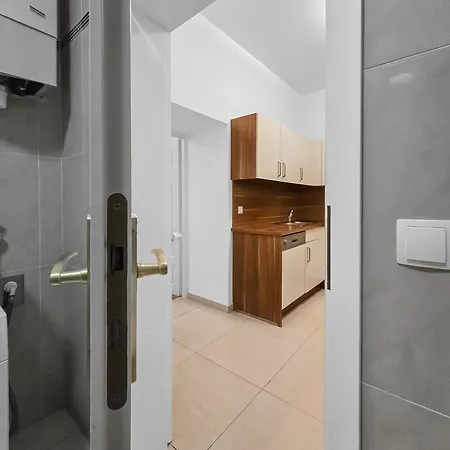 Spacious 3-bedroom Retreat With Balcony For 8 Near Millennium Tower Wien