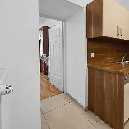 Spacious 3-bedroom Retreat With Balcony For 8 Near Millennium Tower Appartement