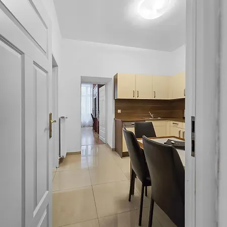 Spacious 3-bedroom Retreat With Balcony For 8 Near Millennium Tower Apartment *