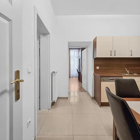Spacious 3-bedroom Retreat With Balcony For 8 Near Millennium Tower Apartment Wien