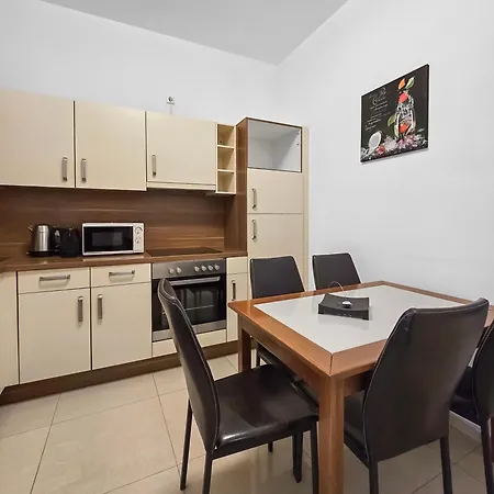 Apartment Spacious 3-bedroom Retreat With Balcony For 8 Near Millennium Tower Wien