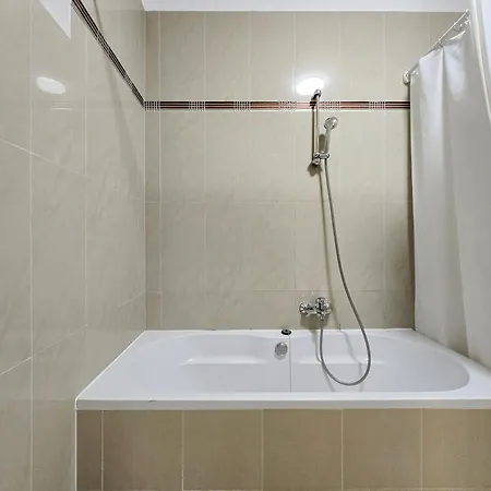 Spacious 3-bedroom Retreat With Balcony For 8 Near Millennium Tower *