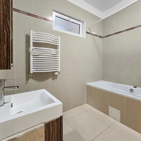 Spacious 3-bedroom Retreat With Balcony For 8 Near Millennium Tower * Wenen